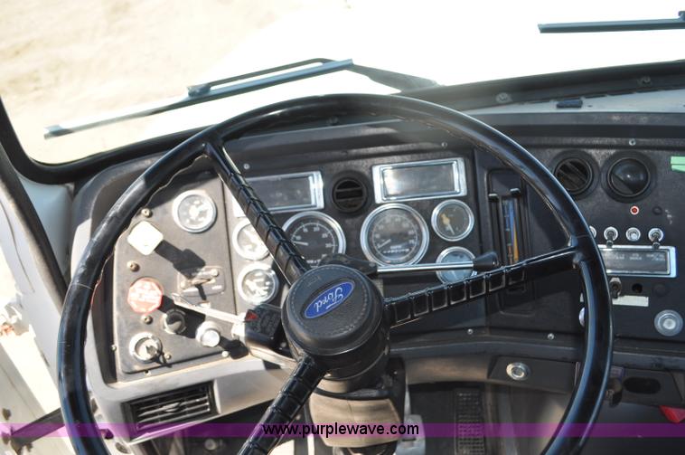 image for item G6153 1997 Ford LT9000 semi truck