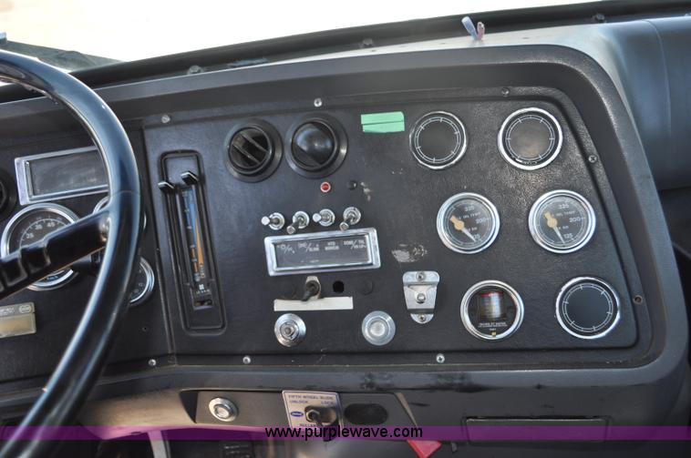 image for item G6153 1997 Ford LT9000 semi truck