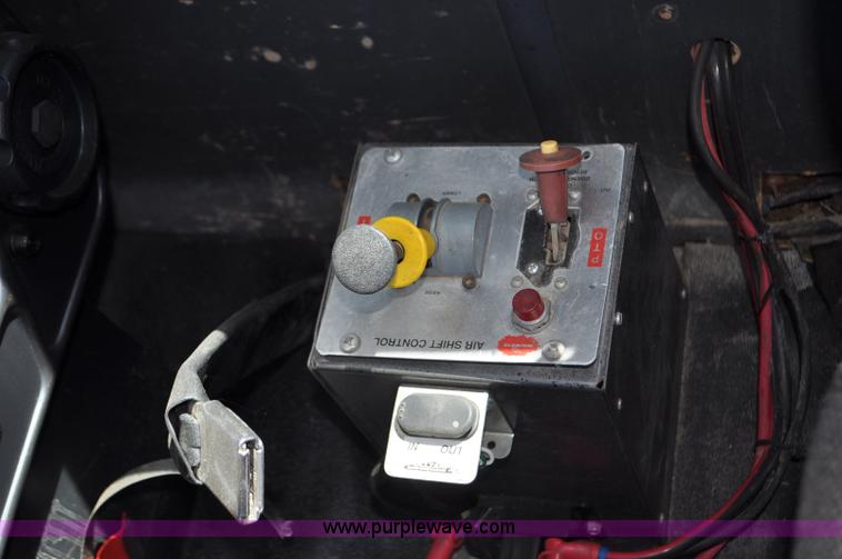 image for item G6153 1997 Ford LT9000 semi truck