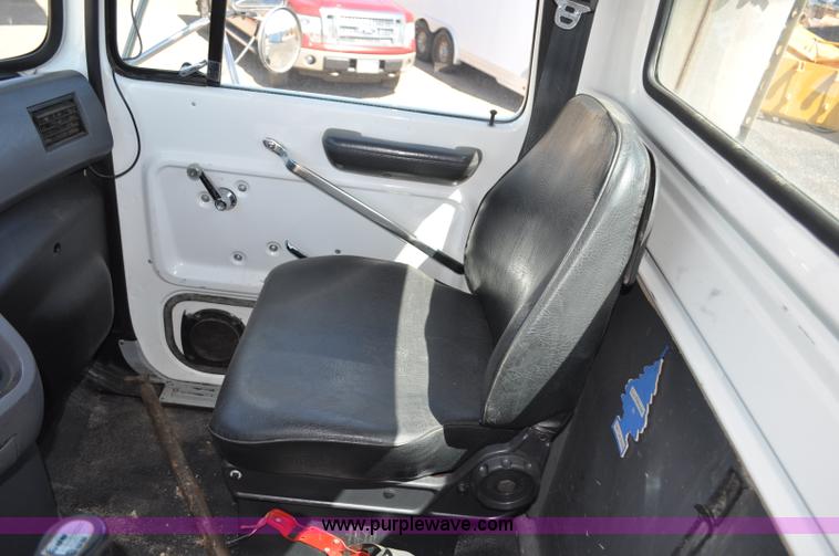 image for item G6153 1997 Ford LT9000 semi truck