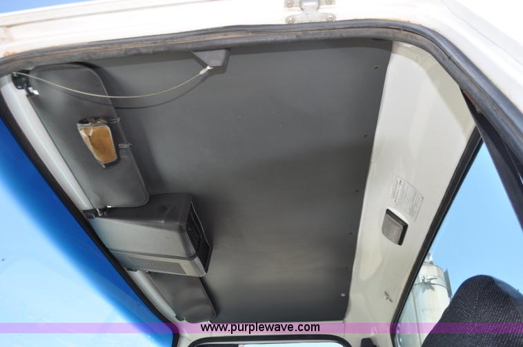 image for item G6153 1997 Ford LT9000 semi truck