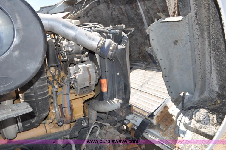 image for item G6153 1997 Ford LT9000 semi truck