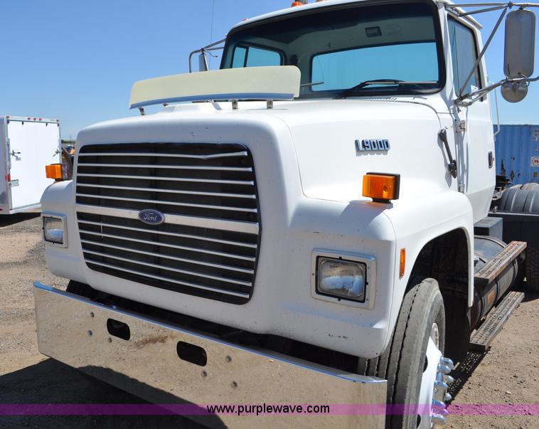 image for item G6153 1997 Ford LT9000 semi truck