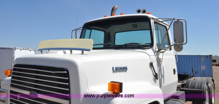 image for item G6153 1997 Ford LT9000 semi truck
