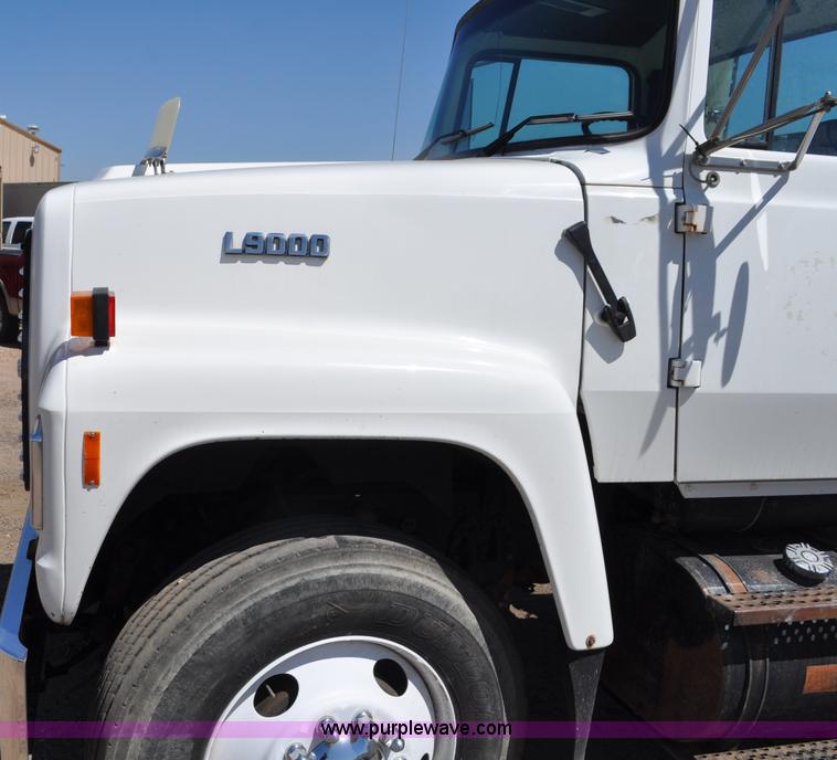 image for item G6153 1997 Ford LT9000 semi truck