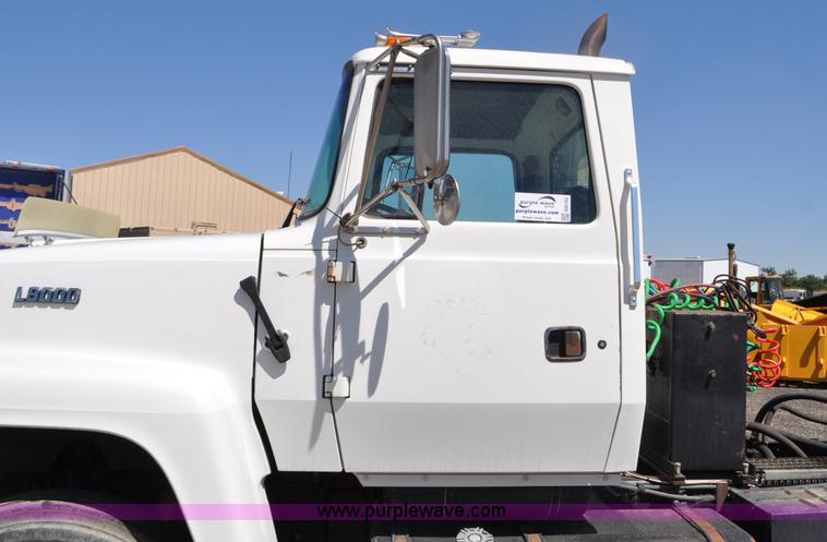 image for item G6153 1997 Ford LT9000 semi truck