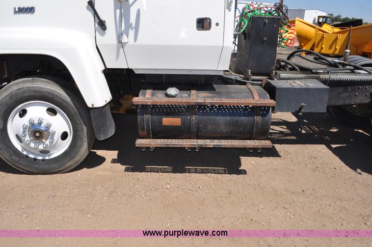 image for item G6153 1997 Ford LT9000 semi truck