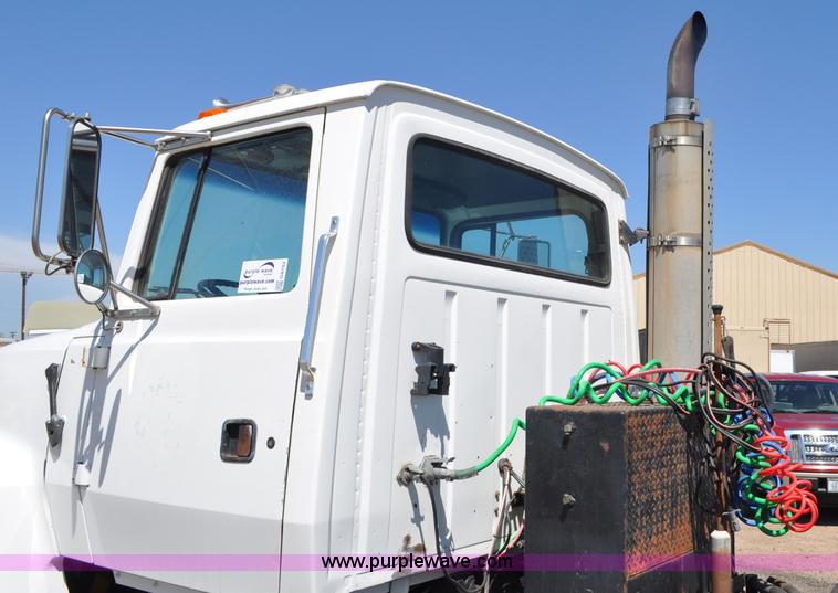 image for item G6153 1997 Ford LT9000 semi truck