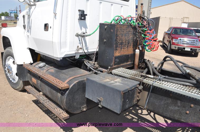 image for item G6153 1997 Ford LT9000 semi truck