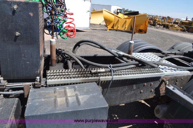 image for item G6153 1997 Ford LT9000 semi truck