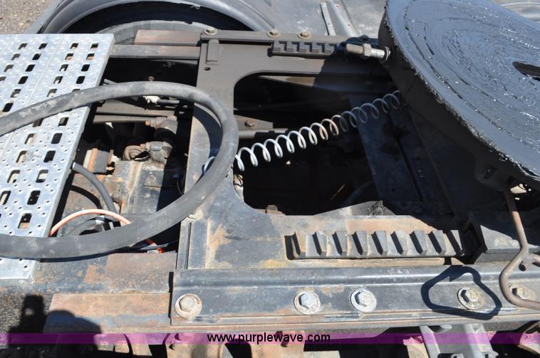 image for item G6153 1997 Ford LT9000 semi truck