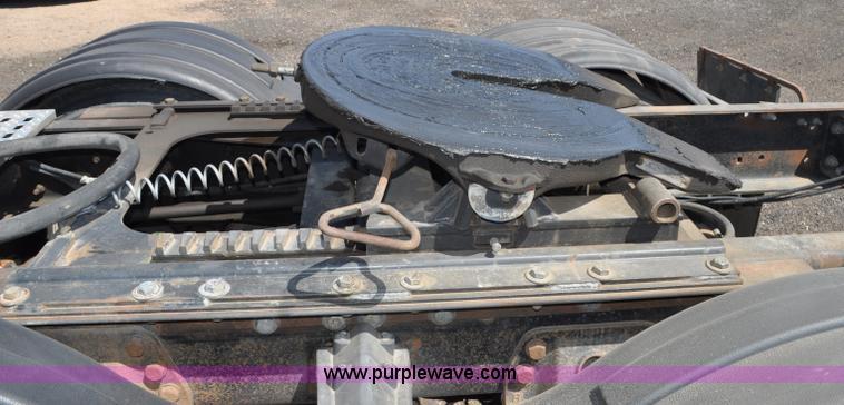 image for item G6153 1997 Ford LT9000 semi truck