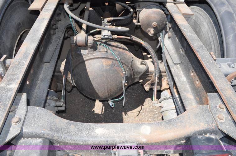 image for item G6153 1997 Ford LT9000 semi truck