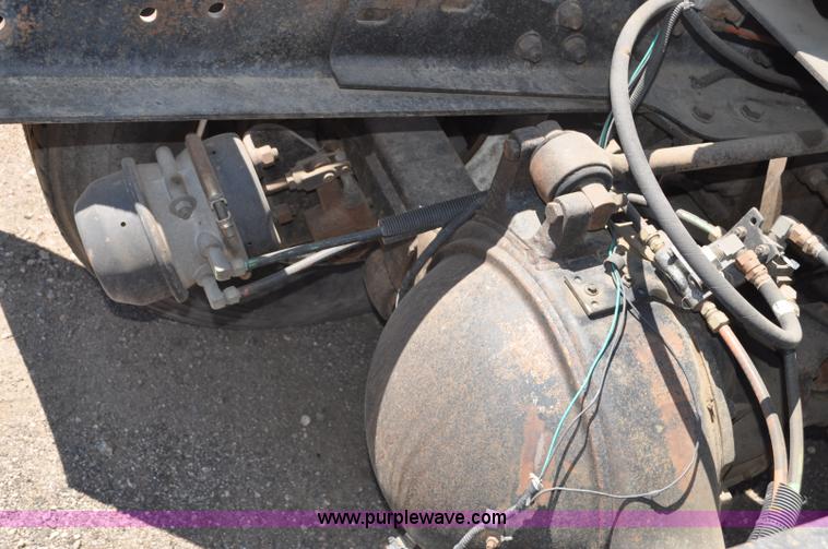 image for item G6153 1997 Ford LT9000 semi truck