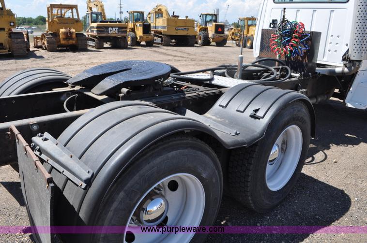 image for item G6153 1997 Ford LT9000 semi truck