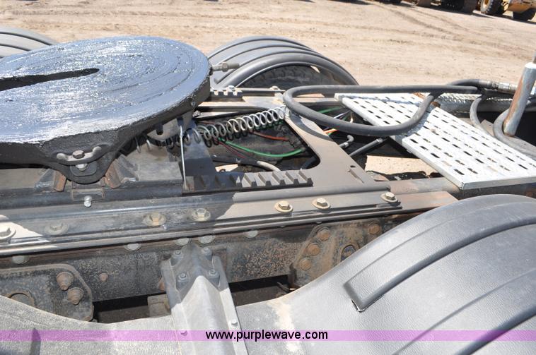 image for item G6153 1997 Ford LT9000 semi truck