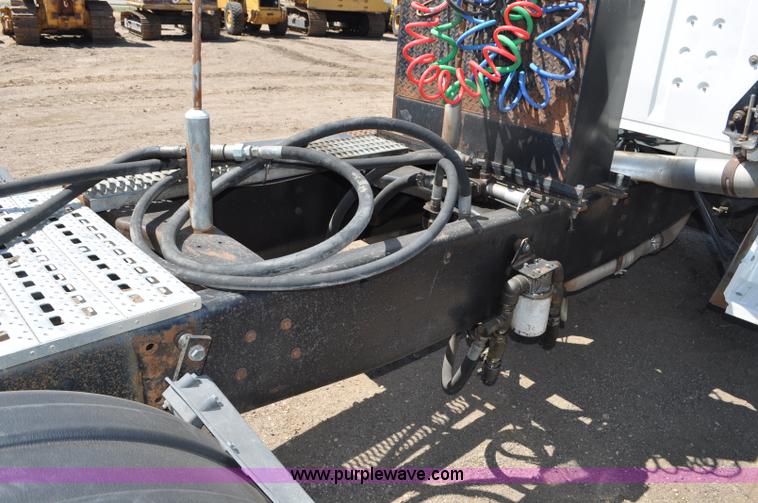 image for item G6153 1997 Ford LT9000 semi truck