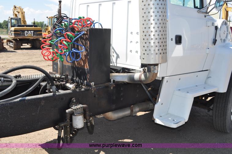 image for item G6153 1997 Ford LT9000 semi truck