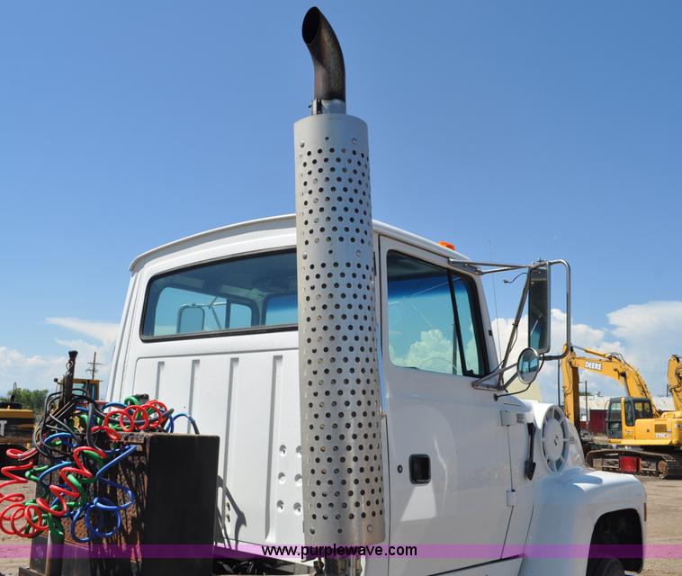 image for item G6153 1997 Ford LT9000 semi truck