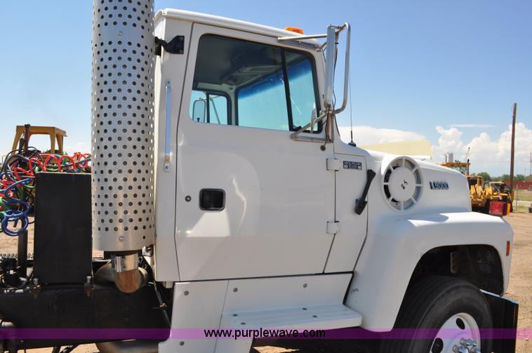 image for item G6153 1997 Ford LT9000 semi truck