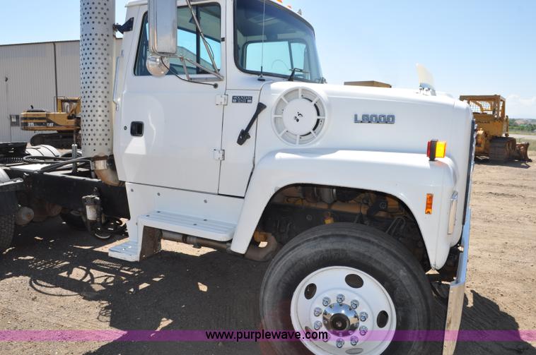 image for item G6153 1997 Ford LT9000 semi truck