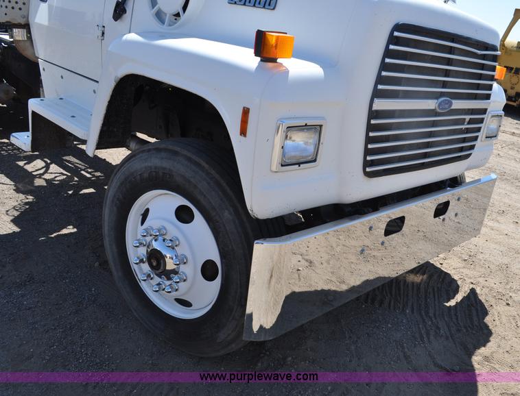 image for item G6153 1997 Ford LT9000 semi truck