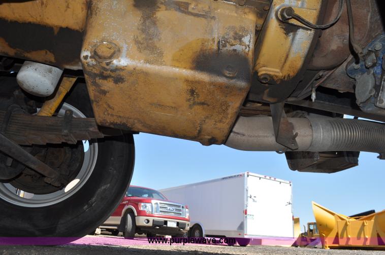 image for item G6153 1997 Ford LT9000 semi truck