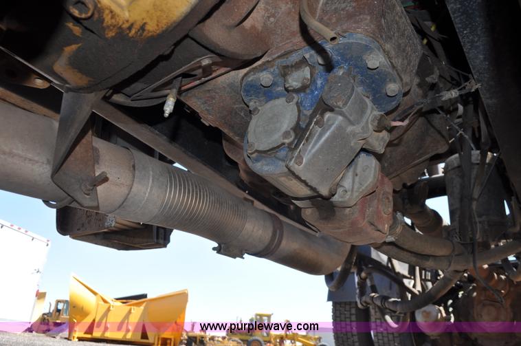 image for item G6153 1997 Ford LT9000 semi truck