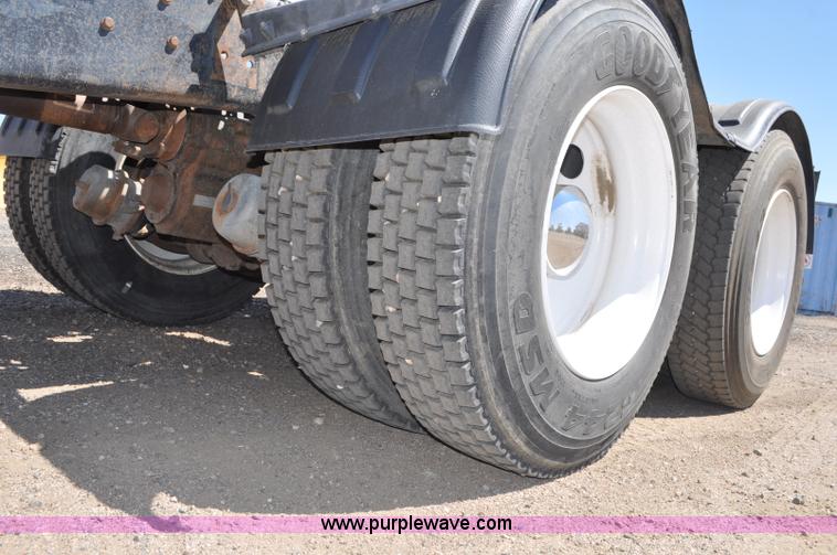 image for item G6153 1997 Ford LT9000 semi truck