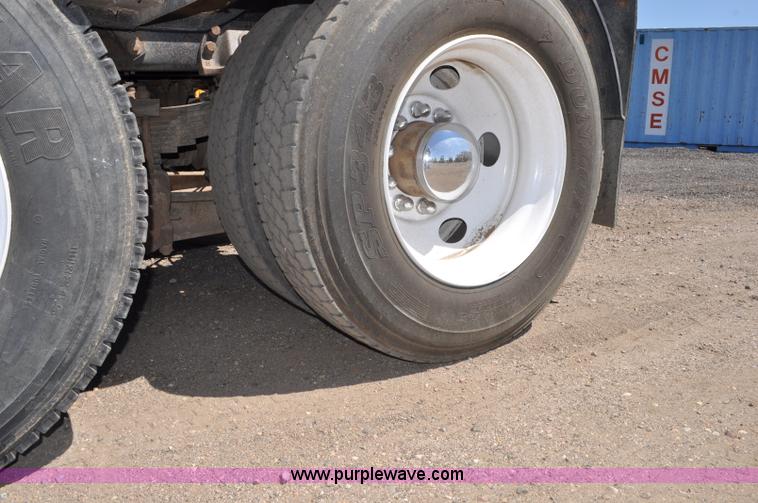 image for item G6153 1997 Ford LT9000 semi truck