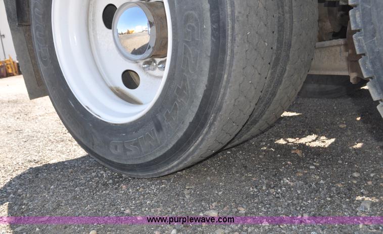 image for item G6153 1997 Ford LT9000 semi truck