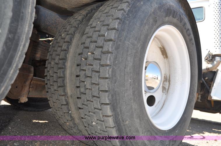 image for item G6153 1997 Ford LT9000 semi truck