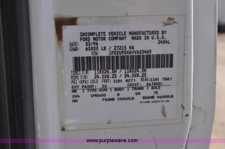 image for item G6153 1997 Ford LT9000 semi truck