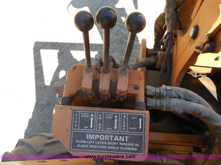 image for item G8975 2001 Case 660 plow