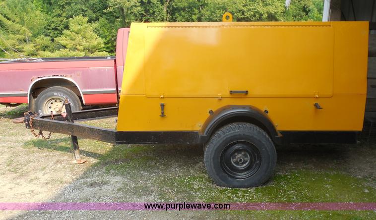 image for item G8979 1993 Atlas Copco XA590JD portable air compressor