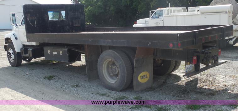 image for item G8980 1998 Ford F800 flatbed truck