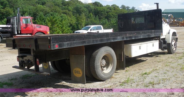 image for item G8980 1998 Ford F800 flatbed truck
