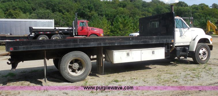 image for item G8980 1998 Ford F800 flatbed truck