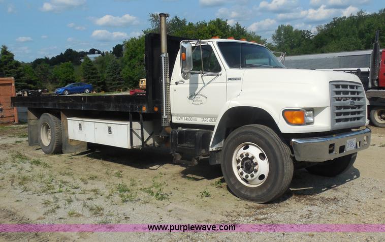 image for item G8980 1998 Ford F800 flatbed truck