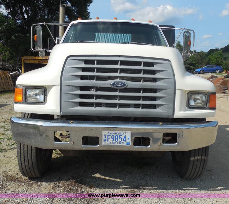 image for item G8980 1998 Ford F800 flatbed truck