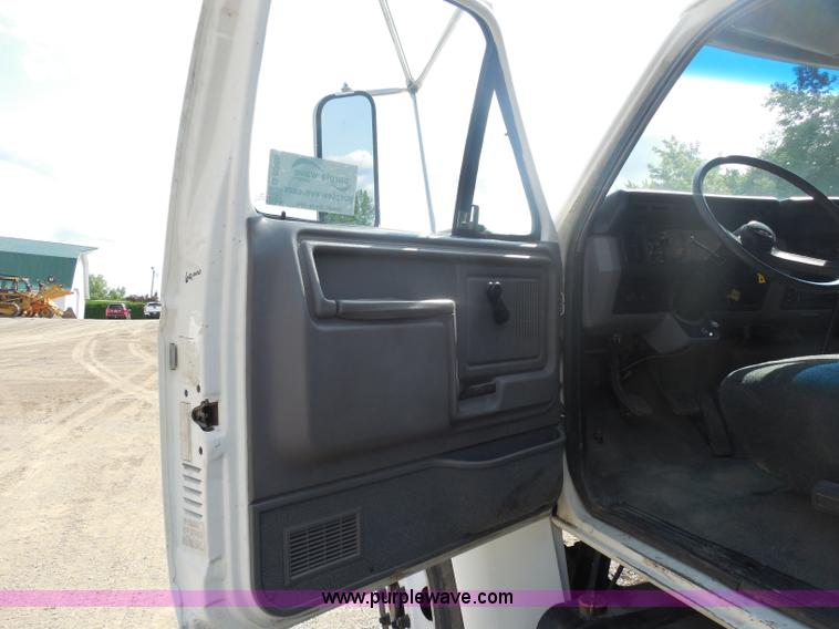 image for item G8980 1998 Ford F800 flatbed truck