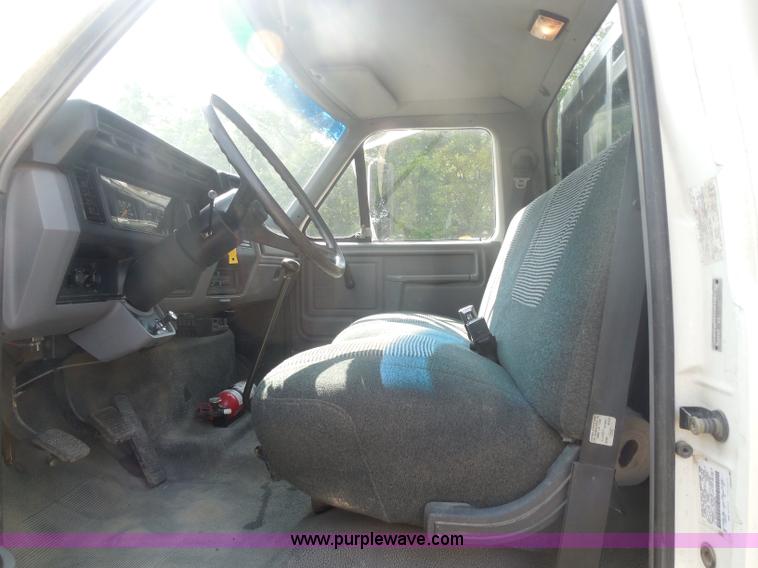 image for item G8980 1998 Ford F800 flatbed truck