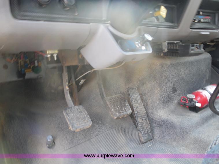 image for item G8980 1998 Ford F800 flatbed truck