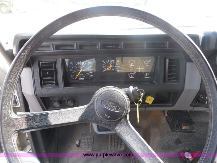 image for item G8980 1998 Ford F800 flatbed truck