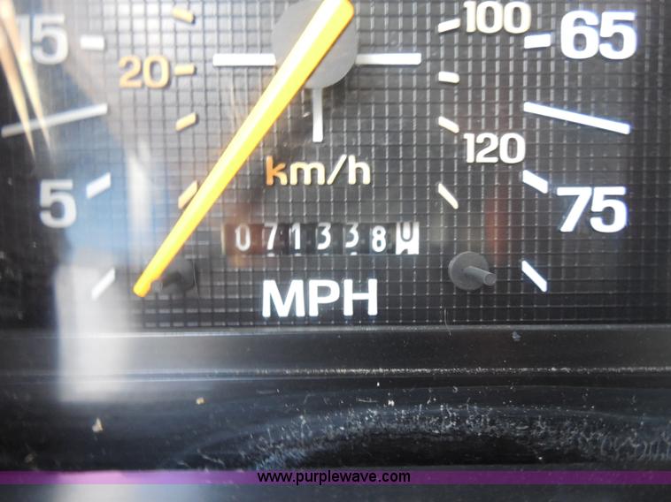 image for item G8980 1998 Ford F800 flatbed truck