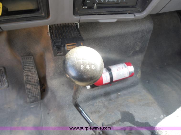 image for item G8980 1998 Ford F800 flatbed truck