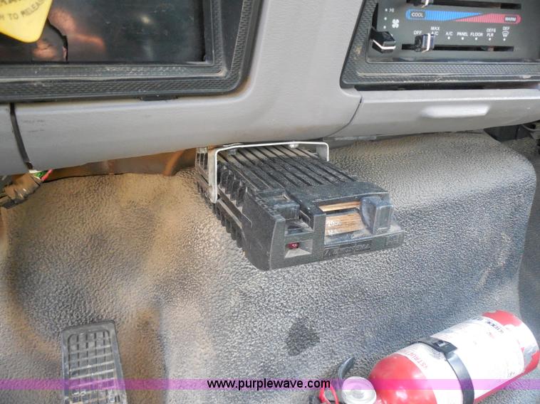 image for item G8980 1998 Ford F800 flatbed truck