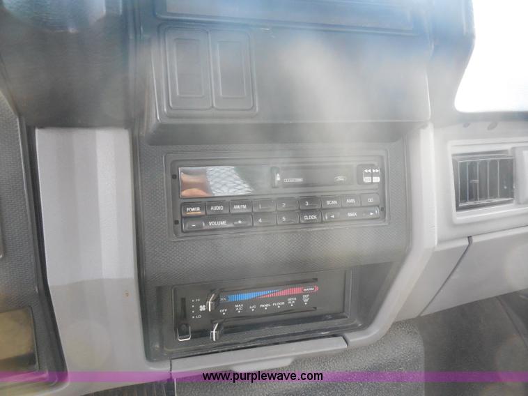 image for item G8980 1998 Ford F800 flatbed truck