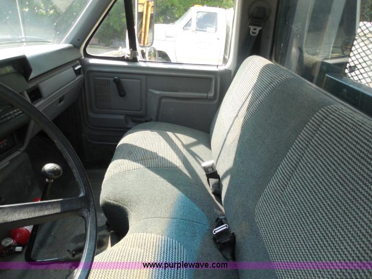 image for item G8980 1998 Ford F800 flatbed truck