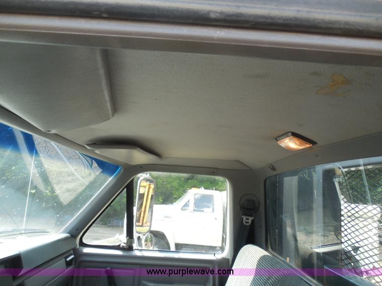 image for item G8980 1998 Ford F800 flatbed truck